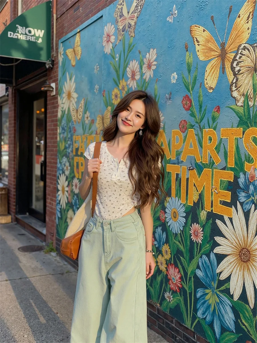 

Потертые джинсы с широкими штанинами, женские потертые джинсы в стиле панк с буквенным принтом, полые белые цветочные дырки, уличная одежда, ожидающая микро посадка, зимнее эмо