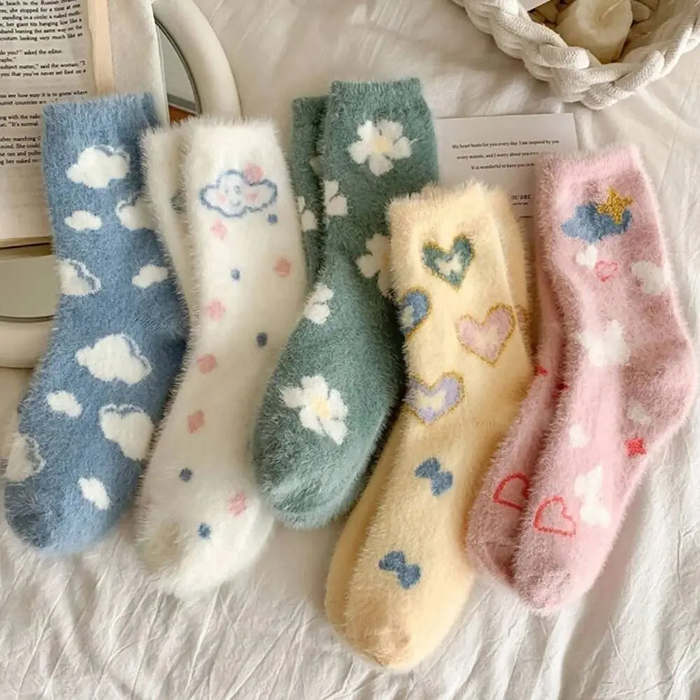5-pares-de-calcetines-gruesos-de-felpa-con-estampado-en-forma-de-corazon-para-mujer-comodos-transpirables-a-la-moda-esenciales-para-el-invierno