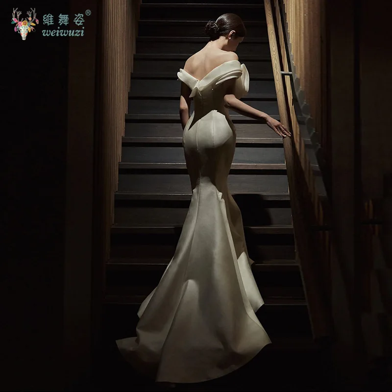 한국 스타일 심플 스몰 테일 라이트 웨딩드레스 2025 신상 원넥 오프숄더 새틴 머메이드 슬림핏 브라이덜 웨딩드레스