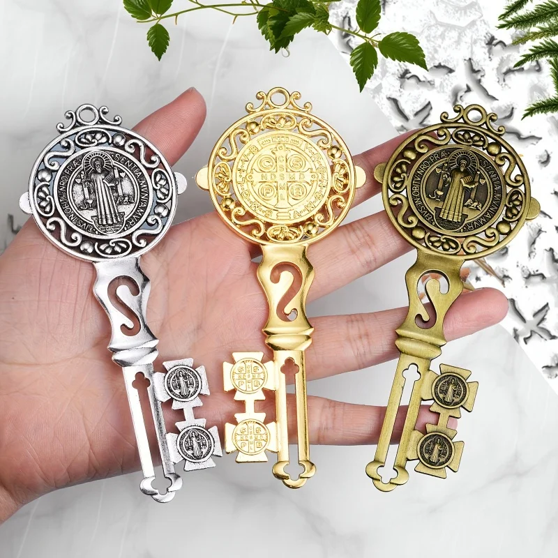 Juego de 2 piezas de llaves de San Benito esmaltadas de doble cara para la protección - Medalla de San Benito para colgar en la puerta y el hogar