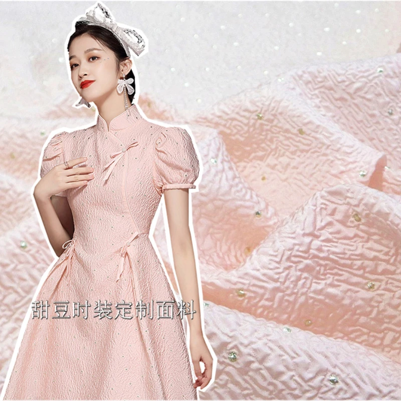 

Золотистая шелковая окрашенная в пряжку жаккардовая ткань весна-лето тонкая воздушно-пузырьковая одежда Европейская брендовая модная дизайнерская Ткань для шитья