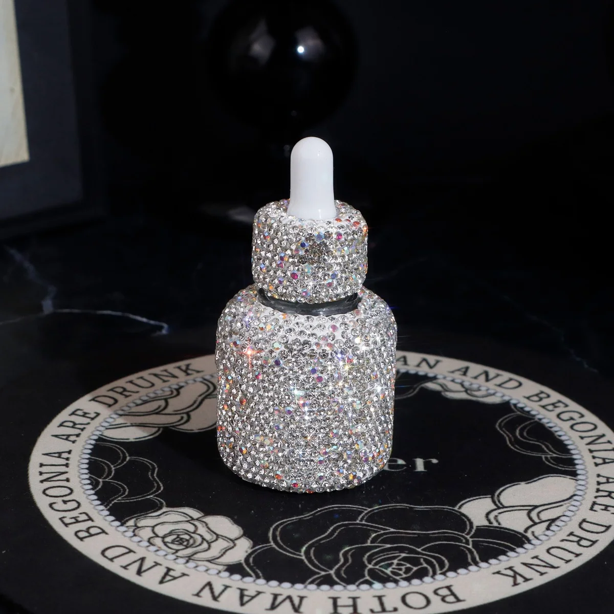 Bling-Unterabfüllung mit Stras – High Luxury Skincare Bewertung und Preis