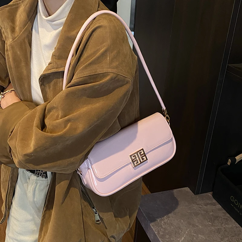 

Ladies Practical Bag Simple Closure Design Spacious Interior Ideal for Carrying Daily Necessities and Small Gifts