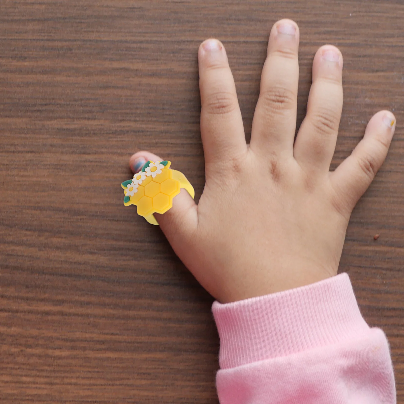 

30pcs Fashion Girls Rings Assorted Bee Flower Cartoon Plastic Rings For Kids Dress Up Party Favors Birthday Stocking Stuffers