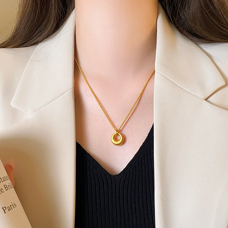 Retro Sandgoldfarbene Matte Runde Anhänger-Halskette für Damen und Herren Sommer 2026 Trendiger Schmuck Schlüsselbeinkette Accessoire – Detail 10
