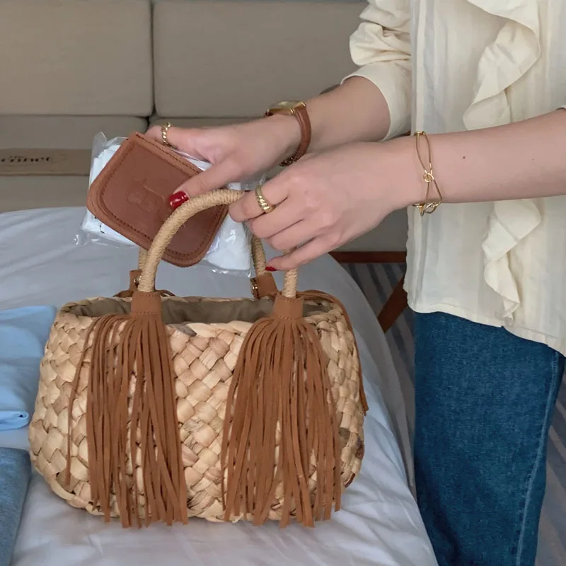 

Summer New Handwoven Handheld Women's Bag Simple Vine Woven Beach Bags Brown Corn Skin Tassel Straw Tote Bags