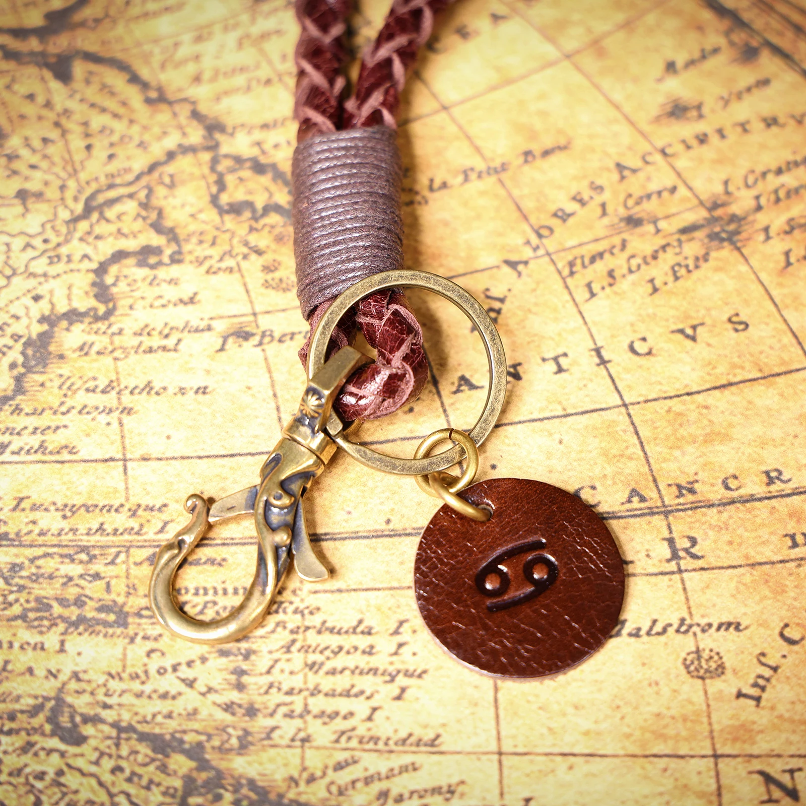 Vintage Echtleder Handgefertigter Schlüsselanhänger Handgewebtes Rindsleder Geschenk für Männer & Frauen mit Sternzeichen-Messinghaken Rucksack-Accessoire – Detail 16