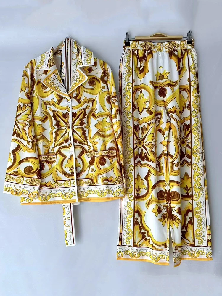 Conjunto Feminino Primavera 2026: Camisa Estilo Pijama com Estampa Geométrica Retrô e Cinto + Calça Pantalona Solta