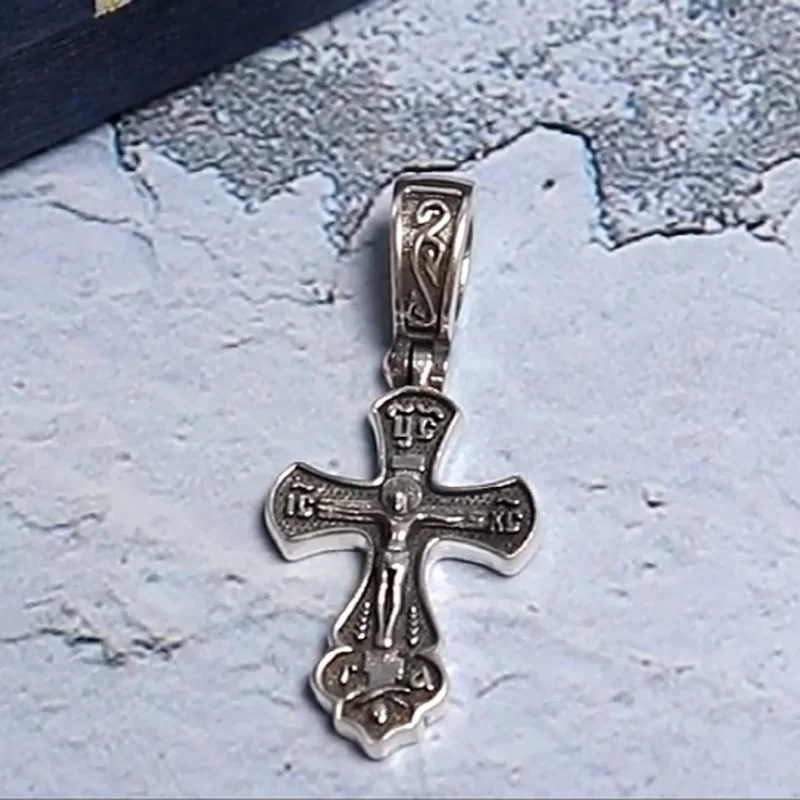 3 g slawischer Heilkreuz-Anhänger verfügt über ein achtpunktiges orthodoxes Kreuz mit dem Kreuzigung. Maßgeschneidertes 925er massives Sterlingsilber