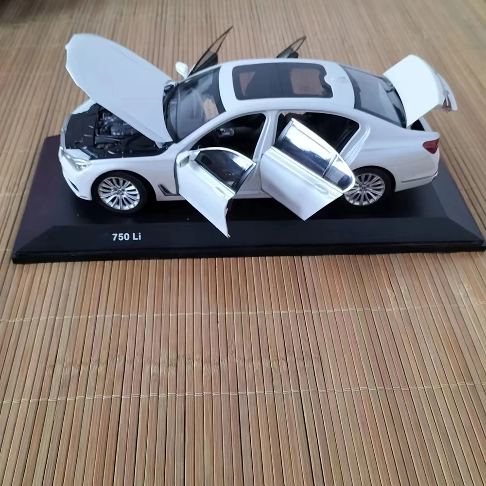 Die-cast 1:18 Scale BMW 750LI 7 Series Extended Edition Sedan