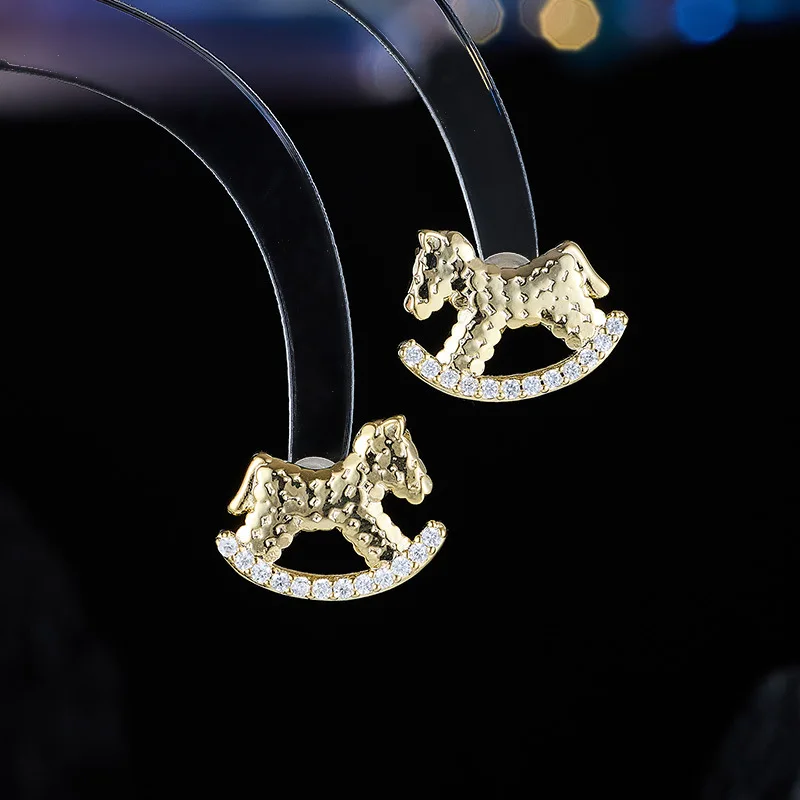 

Niche Design Ice Cube Shake Rocking Horse Simple Animal S925 Silver Needle Light Luxury Elegant Personality Earrings