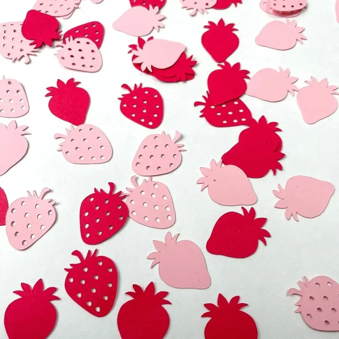 

100pcs Fruit Strawberry Confetti Babyshower Girls Strawberry Birthday Throwing Paper Scraps Desktop DIY Decoration Baby Shower