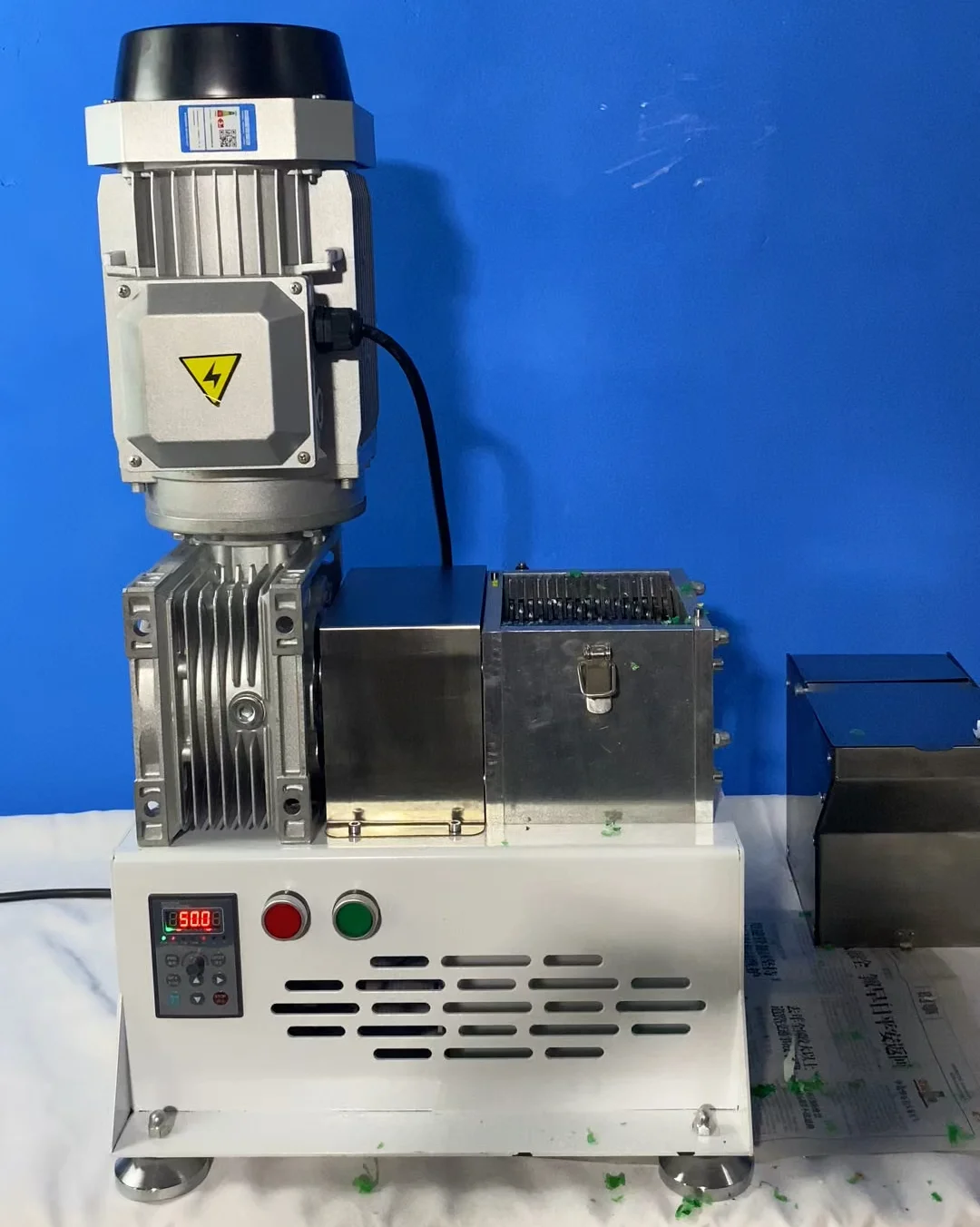 ماكينة تقطيع بلاستيك 220 فولت مناسبة للزجاجات البلاستيكية ومواد الطباعة ثلاثية الأبعاد PP PE ABS PLA PVC