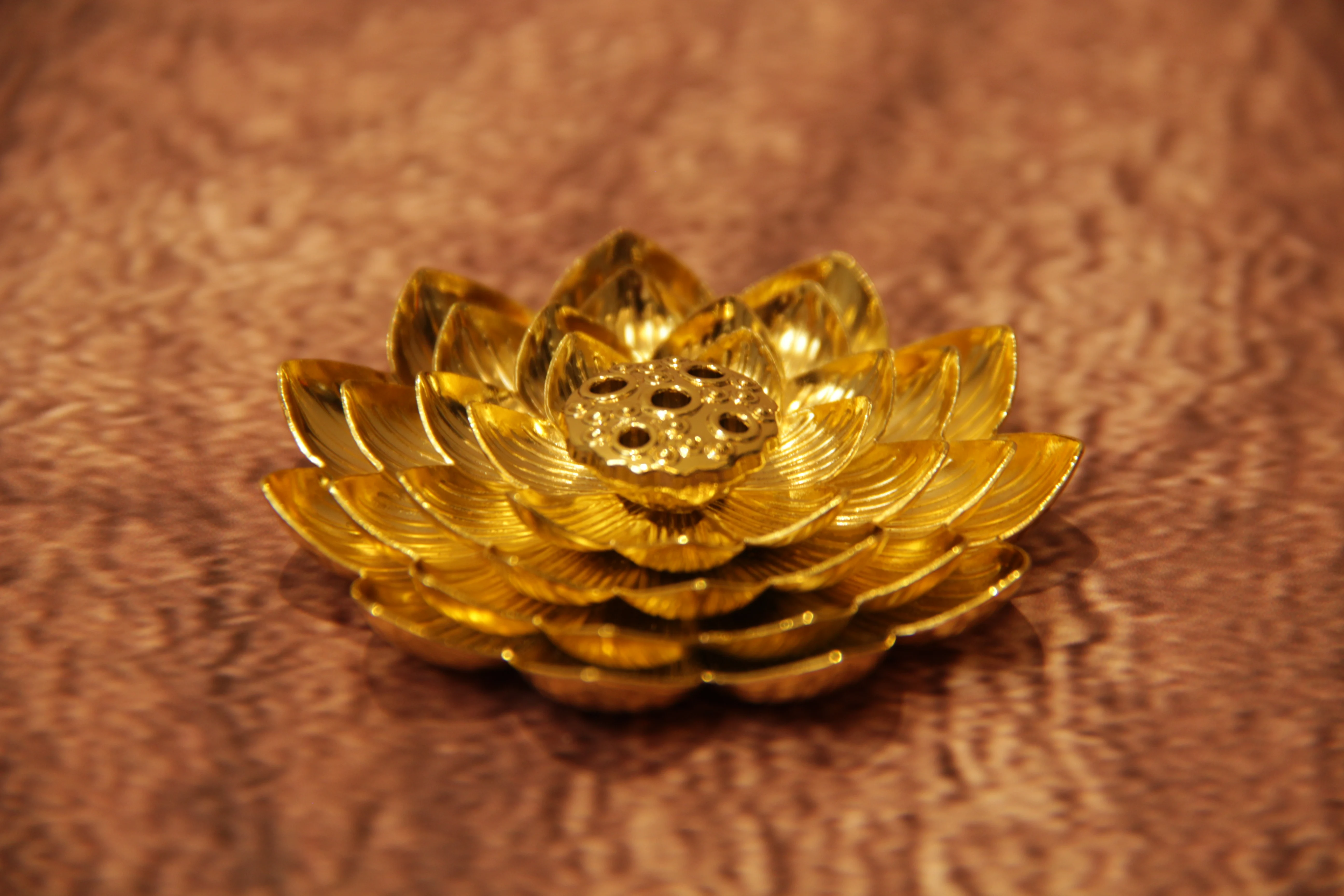Golden Lotus Incense Holder Metal Incense Burner Tabletop Decor Peaceful Atmosphere Spiritual Ornament Gift Arabic Style Decor