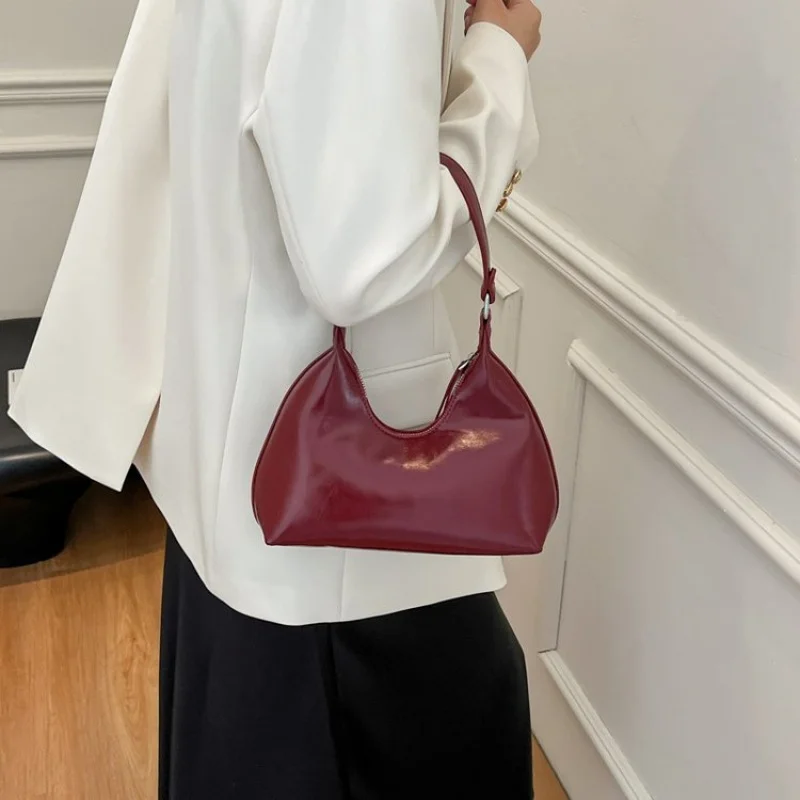 حقيبة كروس بسيطة للنساء حقيبة جلدية صغيرة للهاتف والأساسيات خفيفة الوزن وعملية