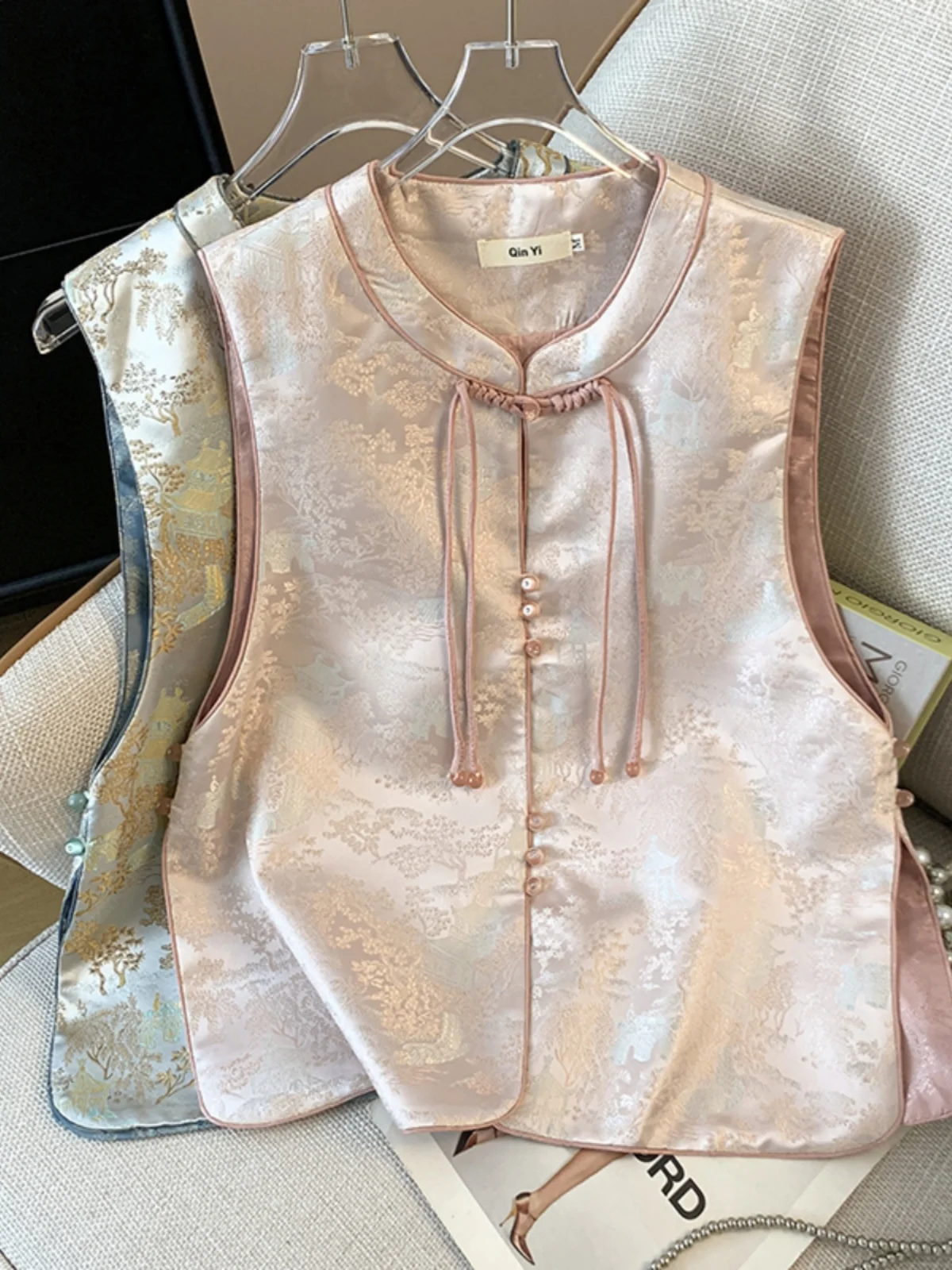 

New Chinese Sle Satin Embroidered Vest Women's Autumn 2024 Retro Light National Sle Layered Tassel Button oulder Top