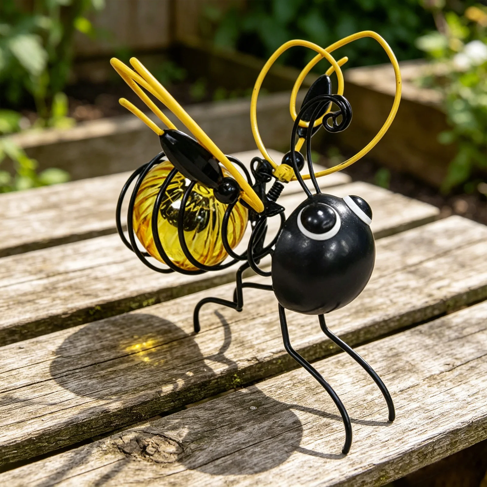 Solar Iron Bee Statue Lights O - Lighting Bug Decor recension och pris