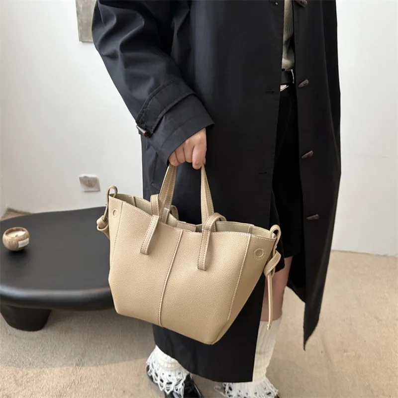 

Элегантная женская сумка-мессенджер с длинным регулируемым ремешком и передним карманом с клапаном для умного повседневного образа