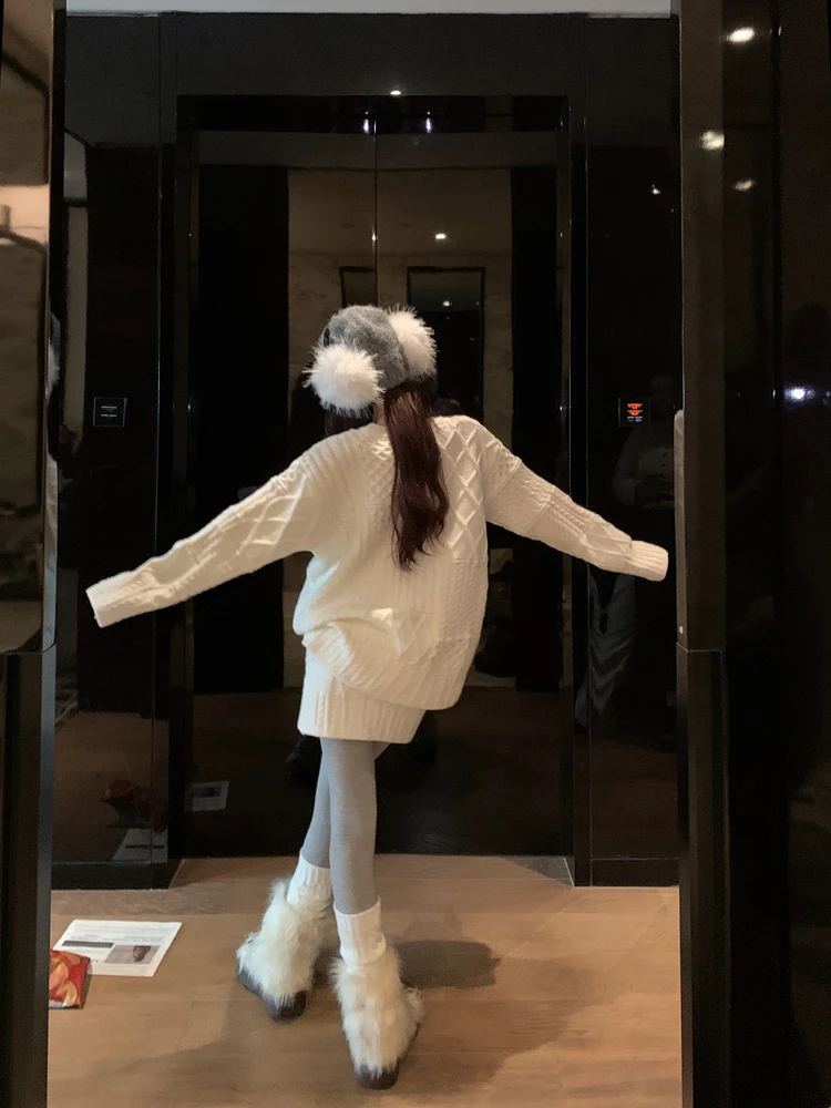 

Теплый зимний вязаный комплект: свитер с круглым вырезом и юбка. Модный повседневный комплект из двух предметов.