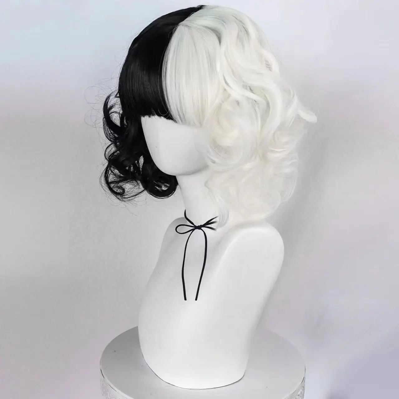 women Movie Cosplay Cruella de Vil Cosplay Cruella Wig Short Black White and Black Brown Curly  Wigs With Mask Cosplay Costume