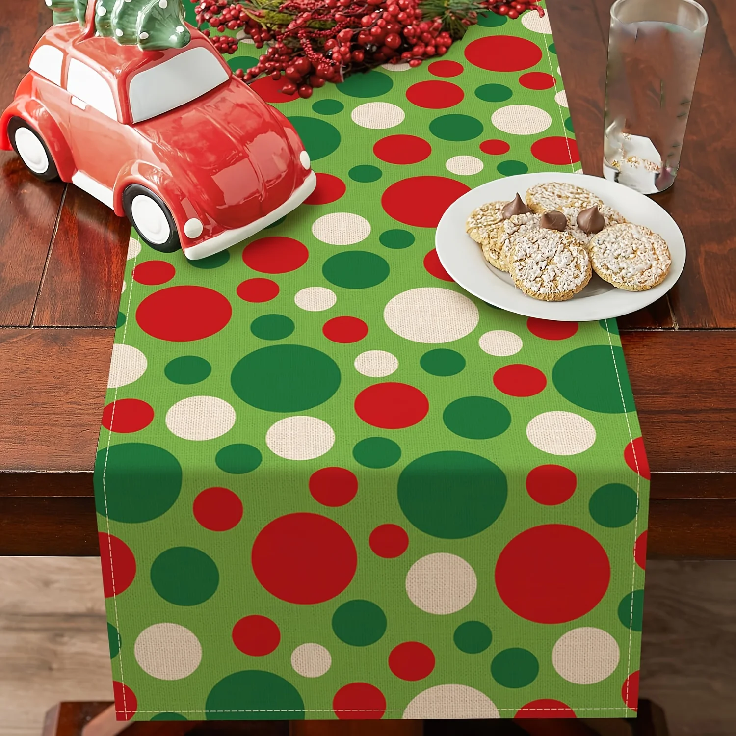 Corredor de mesa de bolinhas de Natal |   Decoração de festa interna e externa com detalhes dourados vermelhos, verdes e brancos