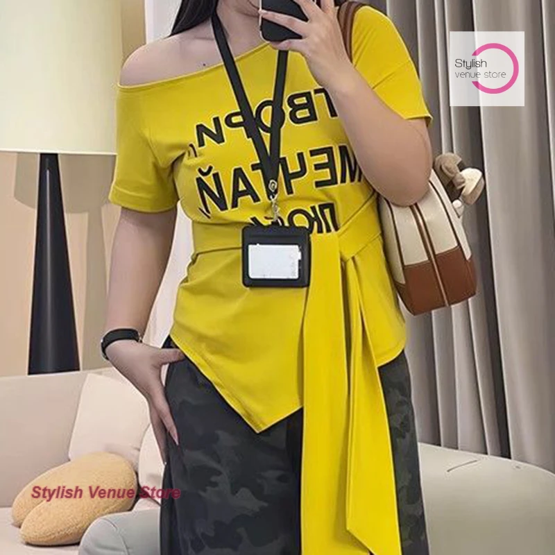 تي شيرت نسائي صيفي بأكمام قصيرة وكتف قطري مطبوع عليه حروف أمريكية، حزام عصري جديد، تصميم نحيف، توابل.