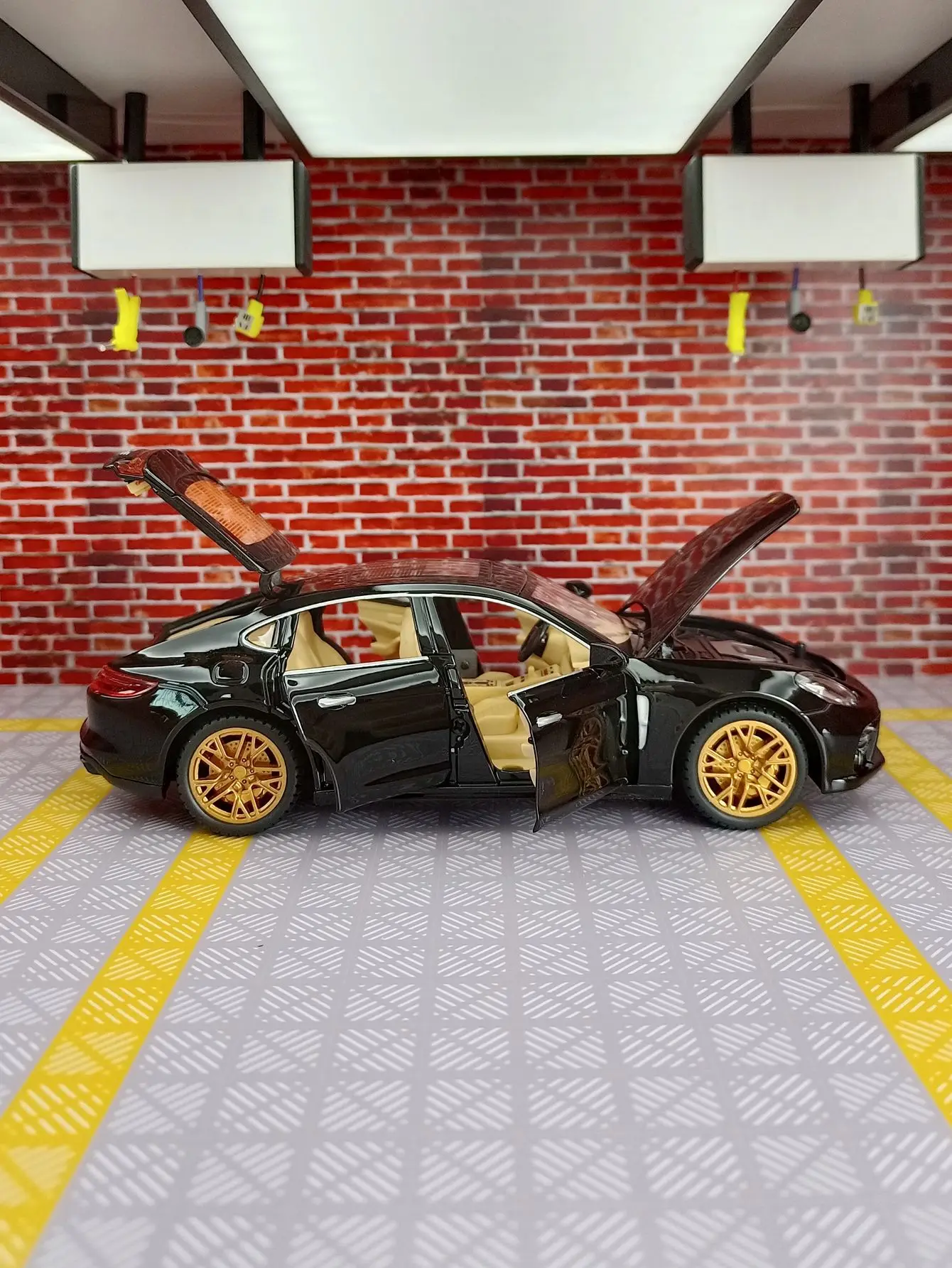 

Модель спортивного автомобиля Paramela 1:24 с четырьмя дверцами и передним капотом и дверью багажника также открываемы имеет функцию звука и освещения.