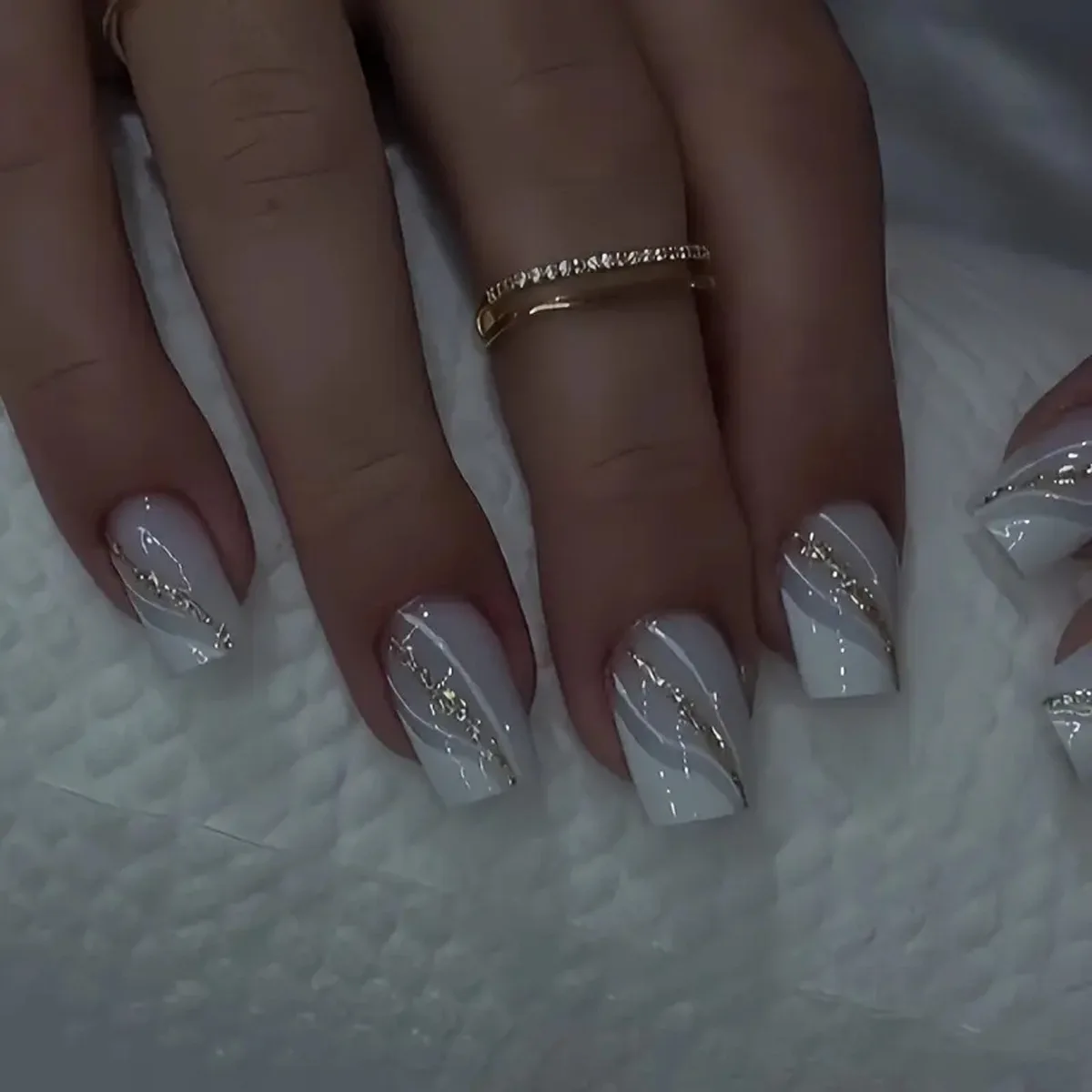 24 قطعة رئيس مربع متوسط الطول اضغط على الأظافر كاذبة أسود لامع مسحوق خط تصميم رسومات أظافر وهمية انفصال غطاء كامل الأظافر نصائح