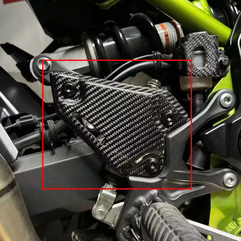 

Z900 Carbon Fiber Motorcycle Accessories Footrest Heel Guard Cover For KAWASAKI Z900 2017-2026 Rearsets Foot Rest Peg Protector
