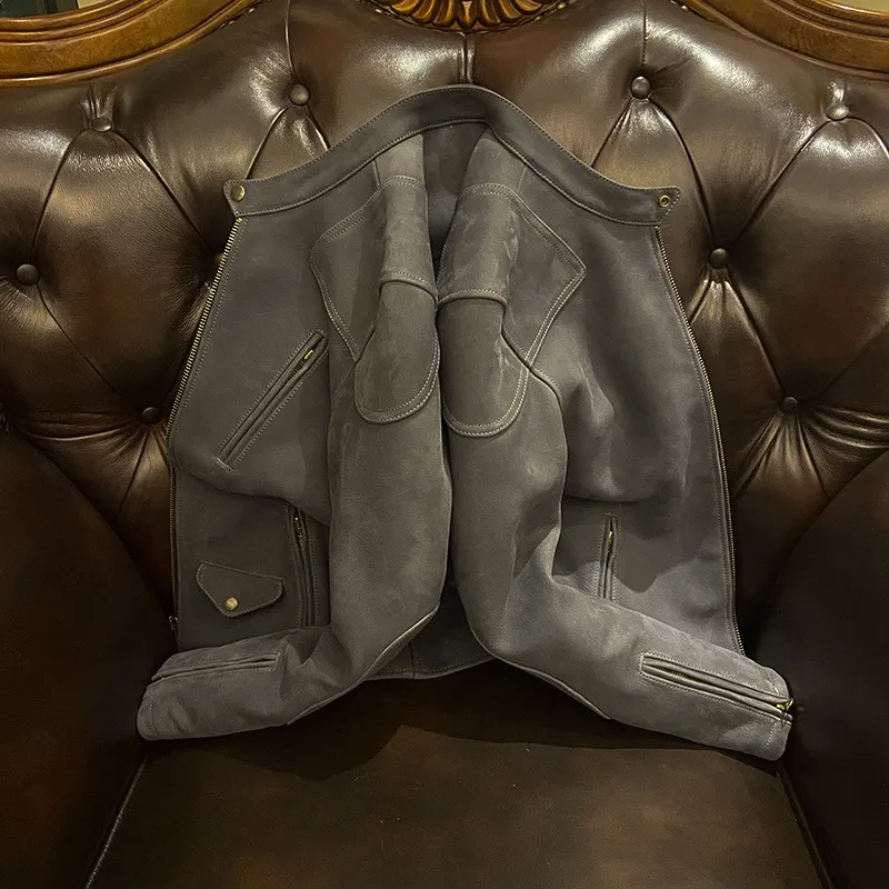 Este couro de motocicleta curto apresenta uma camada superior com acabamento fosco, apresentando e estiloso