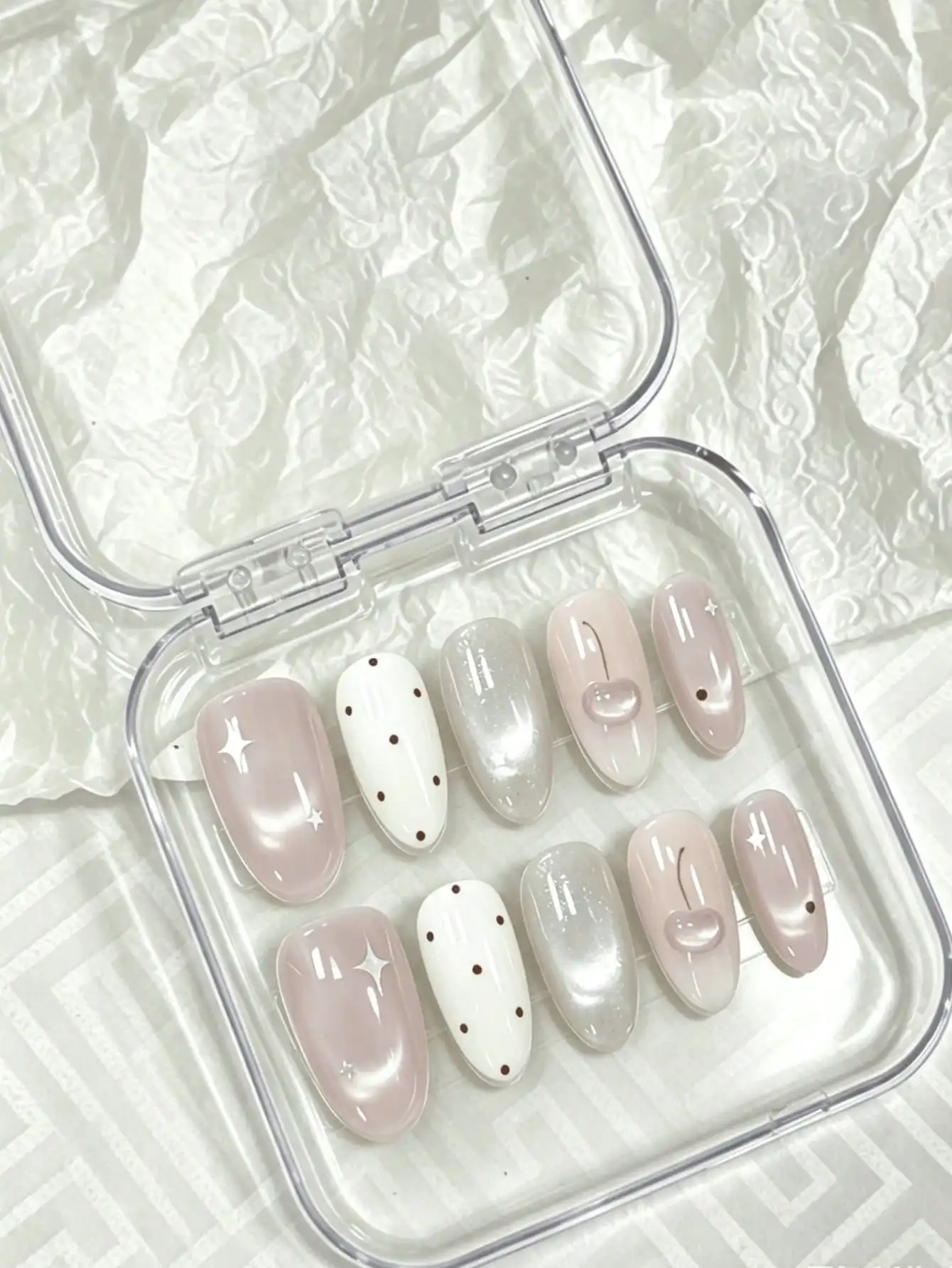 10 faux ongles faits main en forme d'amande, longueur moyenne, motifs cerises roses et blanches à pois, style doux et délicat, avec des motifs 3D de cerises, de pois et d'étoiles, utilisant des techniques de décoration 3D et un effet œil de chat nude, adaptés aux filles pendant la saison des diplômes, idéaux pour les vacances d'été, parfaits pour les trajets quotidiens, le campus et les sorties romantiques, incluent de la colle gelée et une lime à ongles.