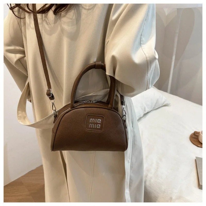 

High End Handbag for Women Winter Versatile Crossbody Bag New Niche Design Retro Crossbody Bag Hand-held Shell Shoulder Bag