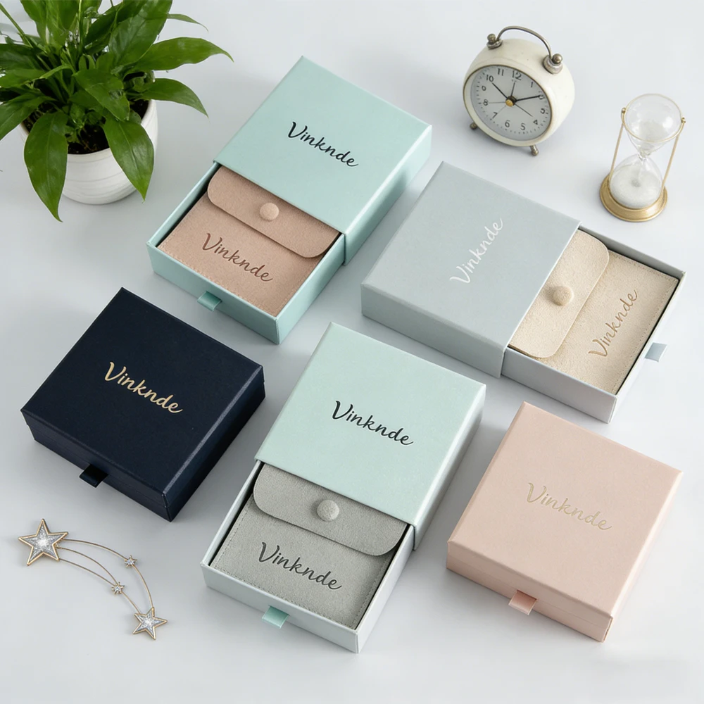 

Custom Logo Necklace Drawer Box 9x9x2.5cm Packaging Paper Gift Boxes With Velvet Microfiber Snap Bag Wedding Earrings Ring Case