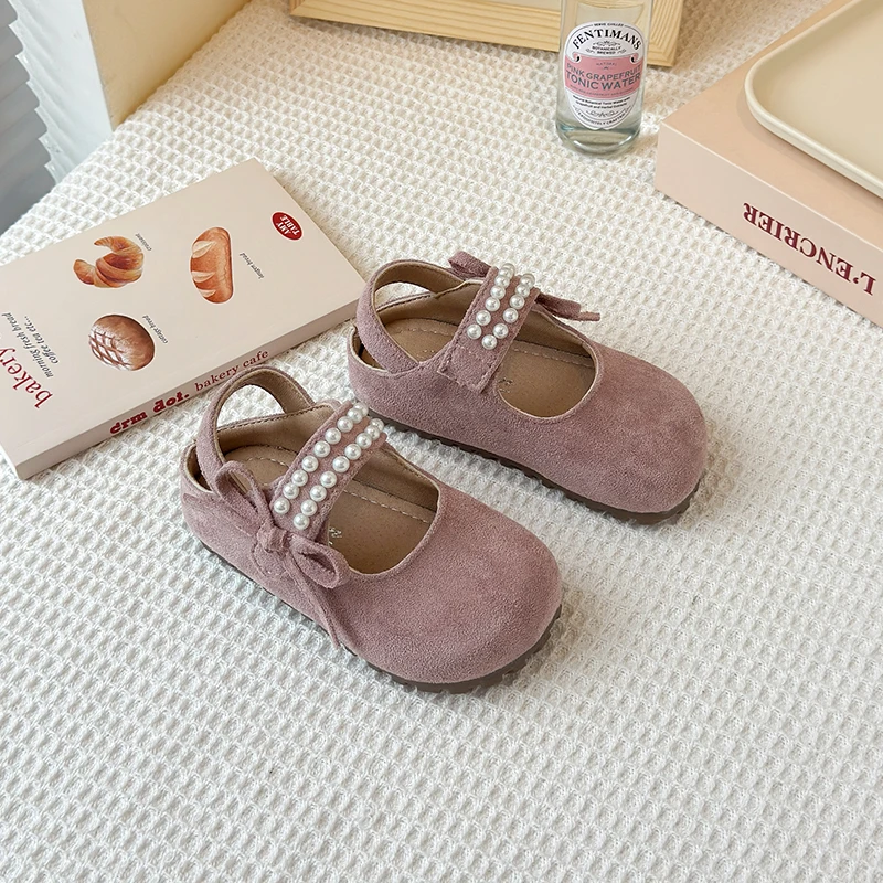 

Детская кожаная обувь для девочек, весна-осень 2023, новая мода в корейском стиле, мягкие нескользящие шикарные сандалии принцессы с жемчужным бантом