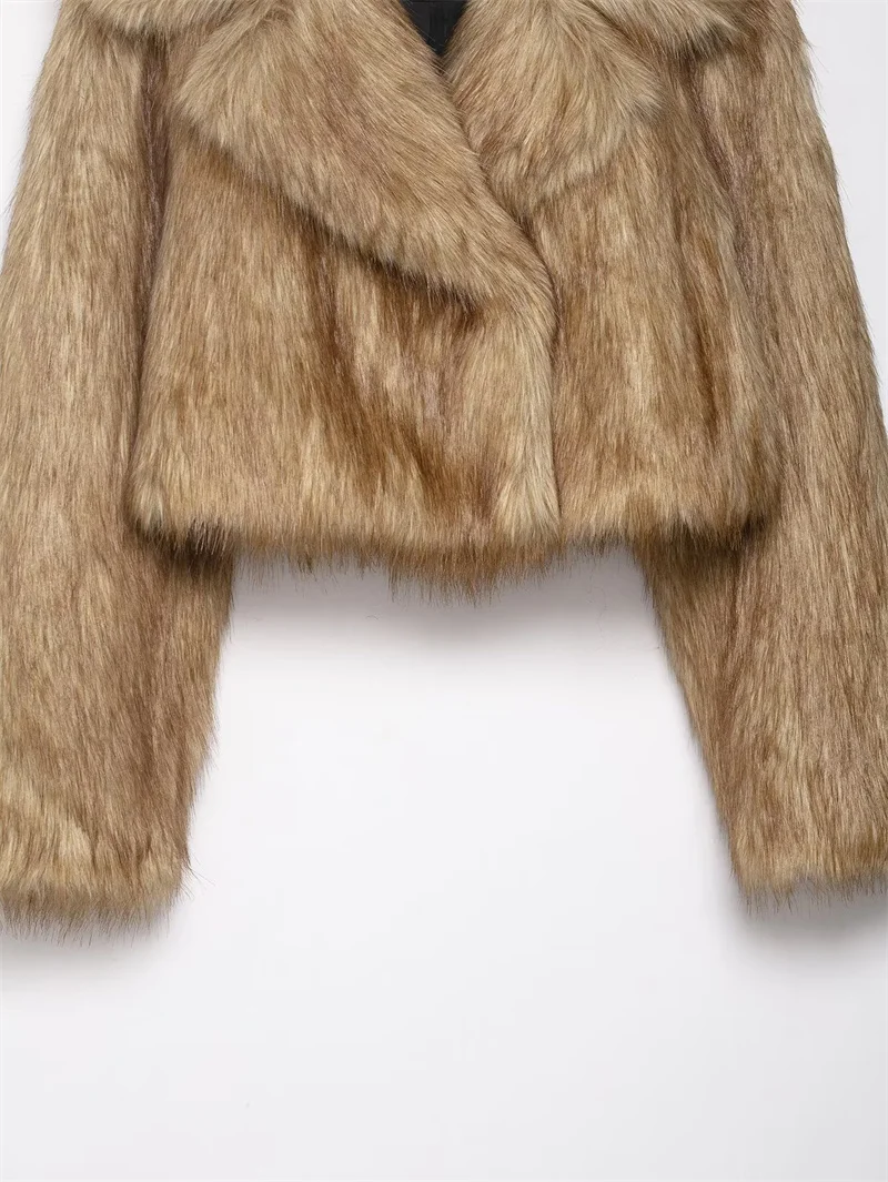 2025年秋の新作レディースファッション、スタイリッシュなフェイクファー風ショートジャケット。