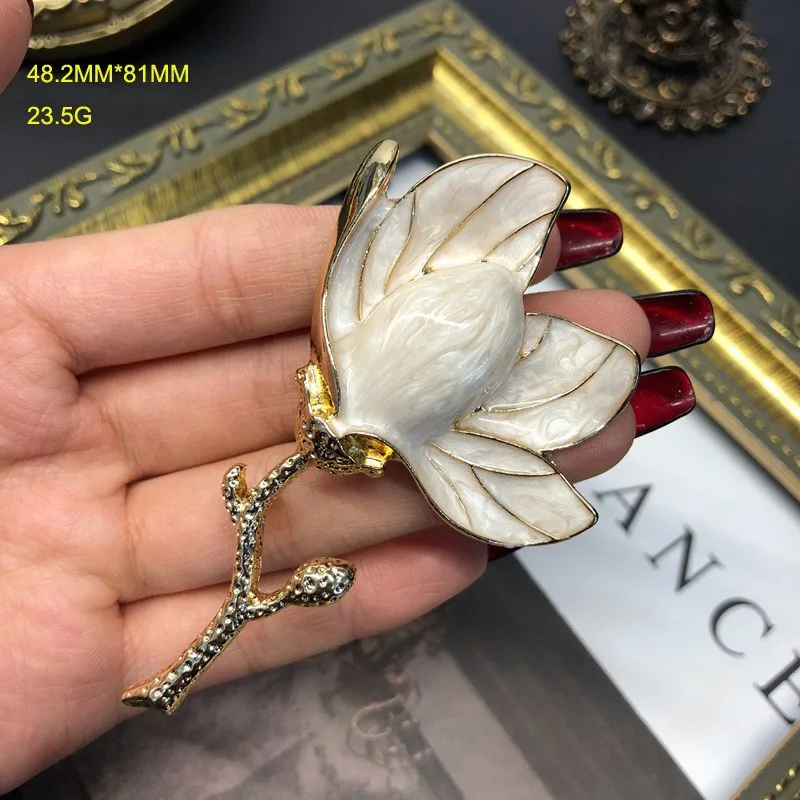 Brooches for Women Western Middle Ages White Magnolia Flower Design Vintage Jewelry Elegant Coat Suit Accessories Pin Buckle