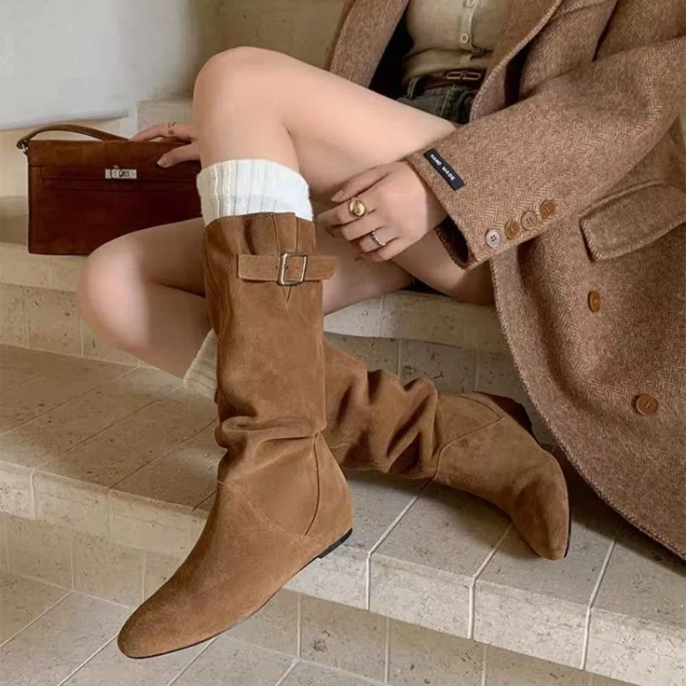 Женские зимние ботинки среднего размера в стиле ретро, внутренняя обувь со складками, обувь с круглой головкой, низкий каблук, пряжка ремня, рыцарские сапоги, длинная женская обувь