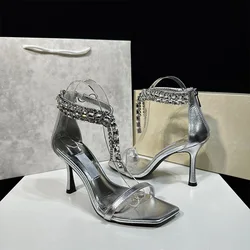 Sandalias stiletto de charol con pedrería para mujer – Tacón alto elegante