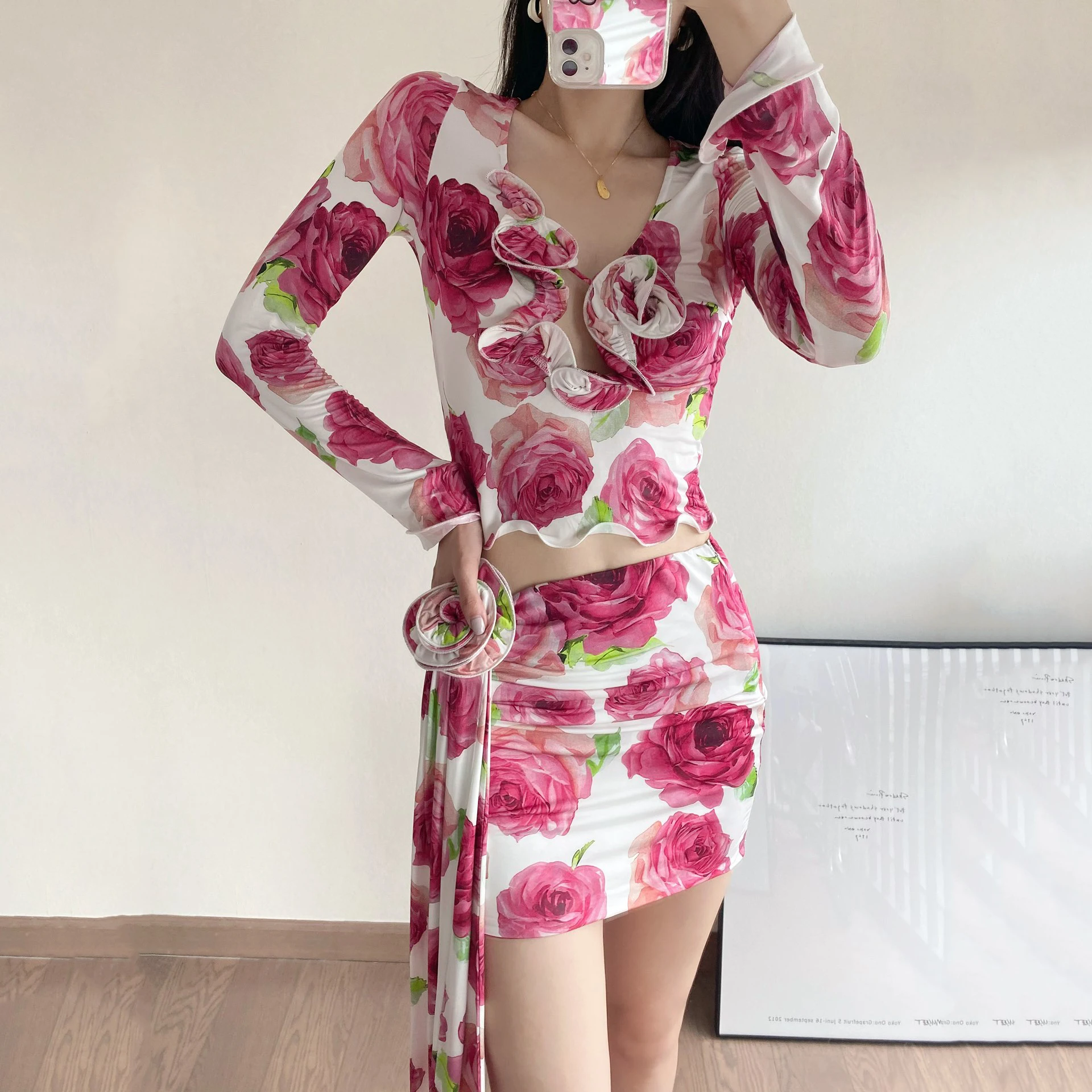 

Premium sense y2k wood ear edge print top chic and sexy 3D three-dimensional rose decorated V-neck Top women 2023 summer new