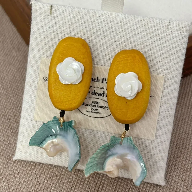 Gentle idyllic log oval white shell rose flower earrings natural special-shaped green shell fish tail retro earrings women