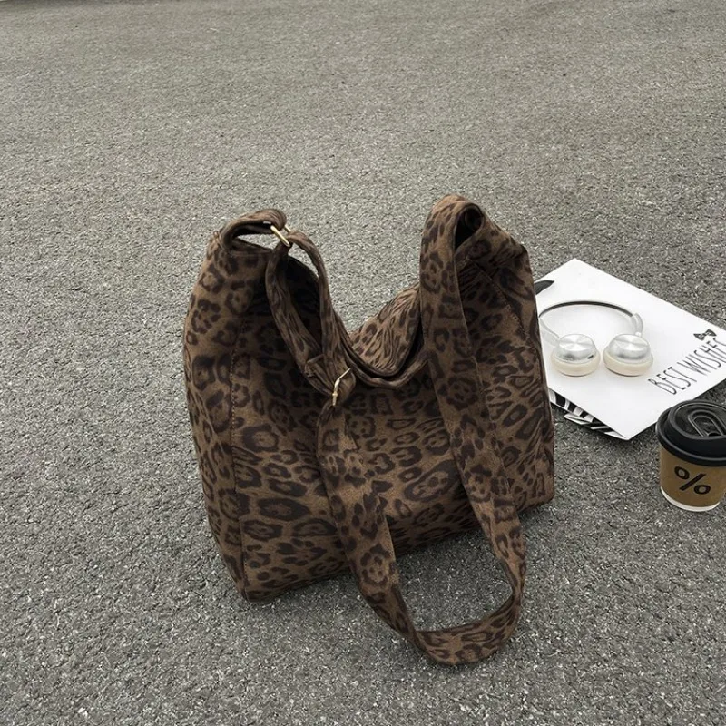 

Modern One Shoulder Versatile Crossbody Retro Work Travel Stylish Bag Suitable For A Weekend Getaway