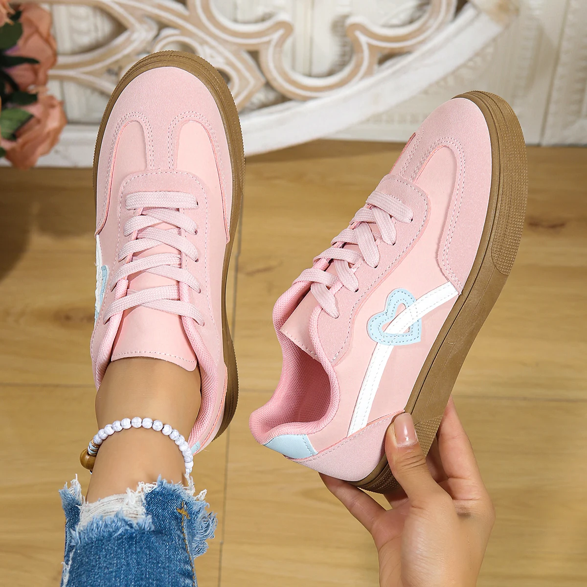 

Повседневная обувь на плоской подошве. Женские кроссовки. Кожаная спортивная обувь дофамина с узором в форме сердца. Прогулочные кроссовки. Новые кроссовки.