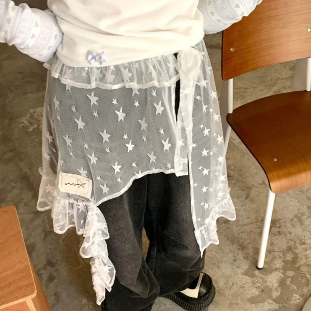 minissaia-vintage-com-renda-estrelada-cintura-alta-irregular-em-gaze-com-amarracao-estilo-japones-com-borda-franzida-streetwear