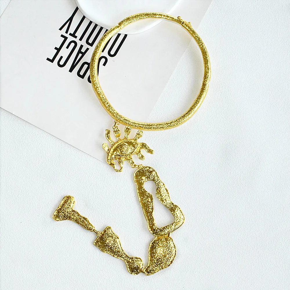 Surrealistische Halskette mit geometrischem Anhänger aus Metalllegierung in Form von Augen und Nase für Damen, übertriebener Markenschmuck, Statement-Accessoire – Detail 5