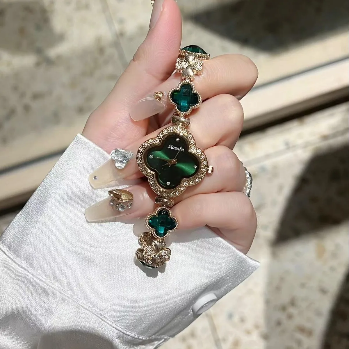 

Ladies Classic Fashion Quartz Watch Four-leaf Clover Embedded Diamond Colorful Rhinestone Elegant Alloy Bracelet