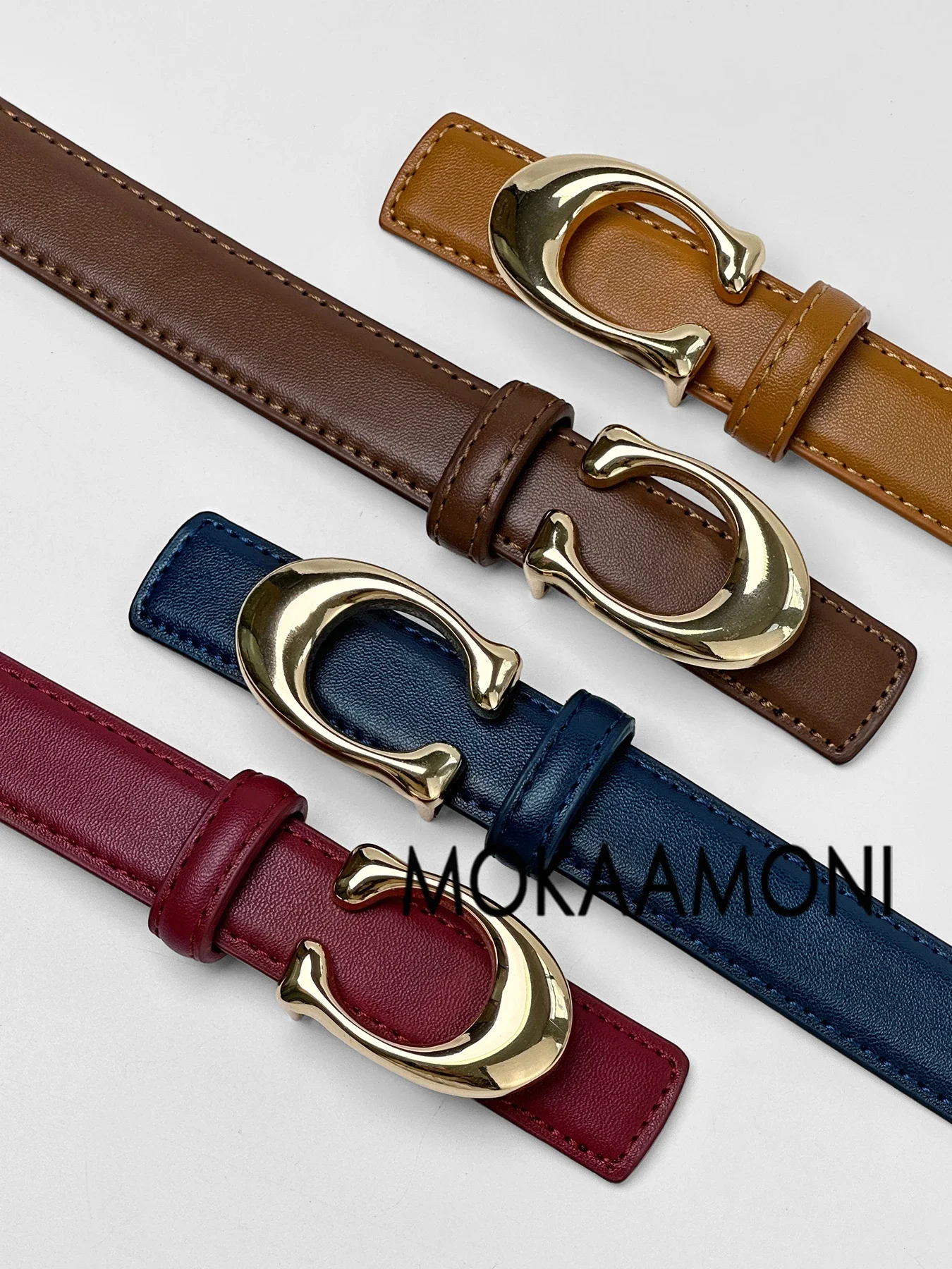 إبزيم سبيكة حرف C فضي اللون، حزام نسائي مصنوع من مادة البولي يوريثان المتينة. تتميز بتصميم أنيق وحديث