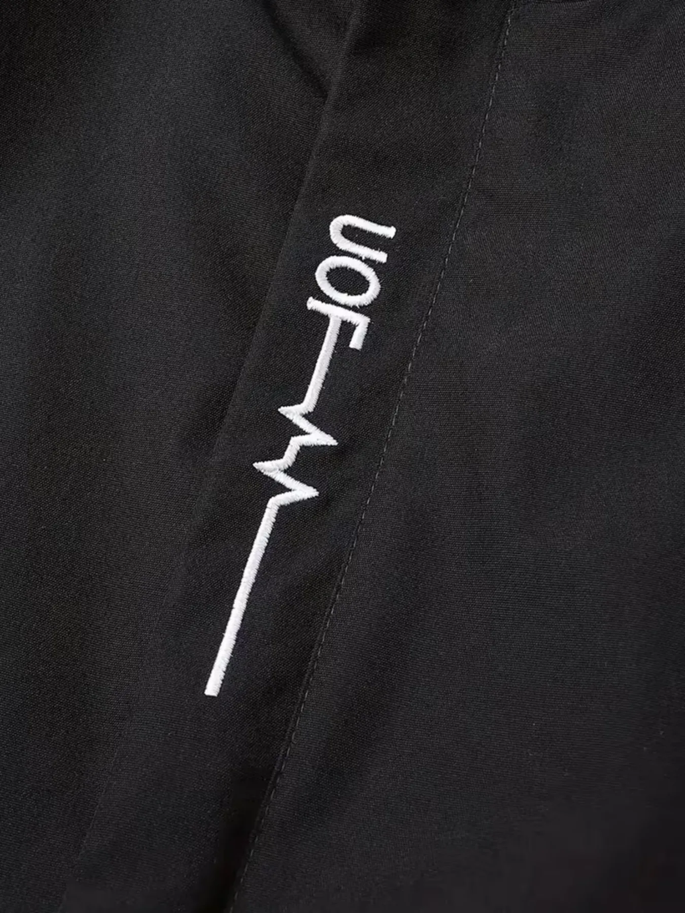 Die wind- und wasserdichte Jacke ist mit dem Aufdruck "YAMA" versehen und hat eine lockere Passform, geeignet für Motorrad-Enthusiasten. – Detail 5