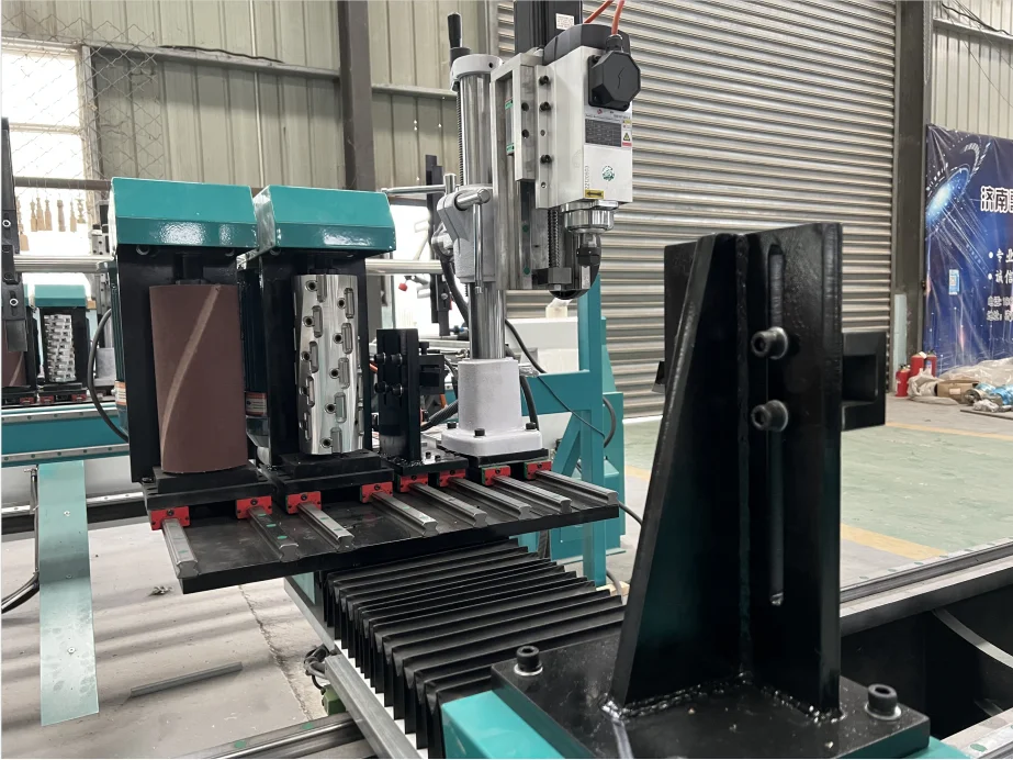 مخرطة خشب CNC متعددة الوظائف مع آلة مخرطة عمل الخشب بنظام التحميل الأوتوماتيكي