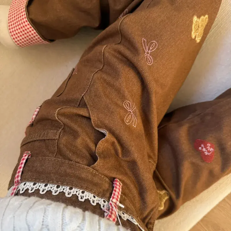 Pantalones vaqueros con diseños de parches de oso marrón para mujer, ropa elegante bordada de otoño, pantalones vaqueros informales de pierna ancha empalmados con encaje a cuadros