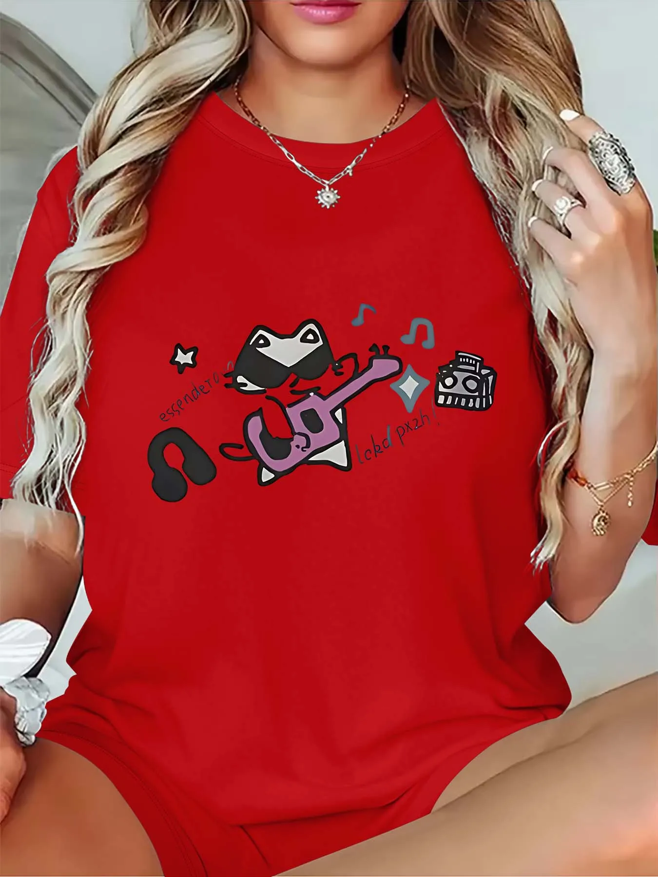 プラスサイズのレディース T シャツ、ギターを弾くかわいい猫のグラフィック T シャツ